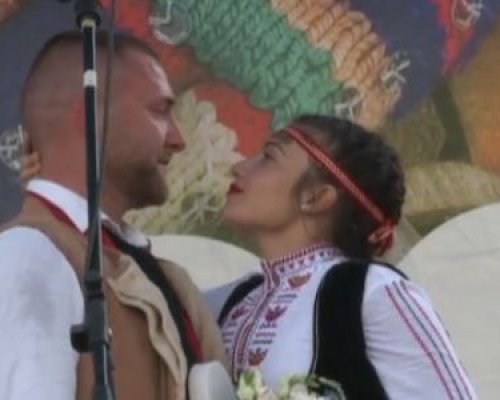 Романтичното предложение за брак на събора в Рожен