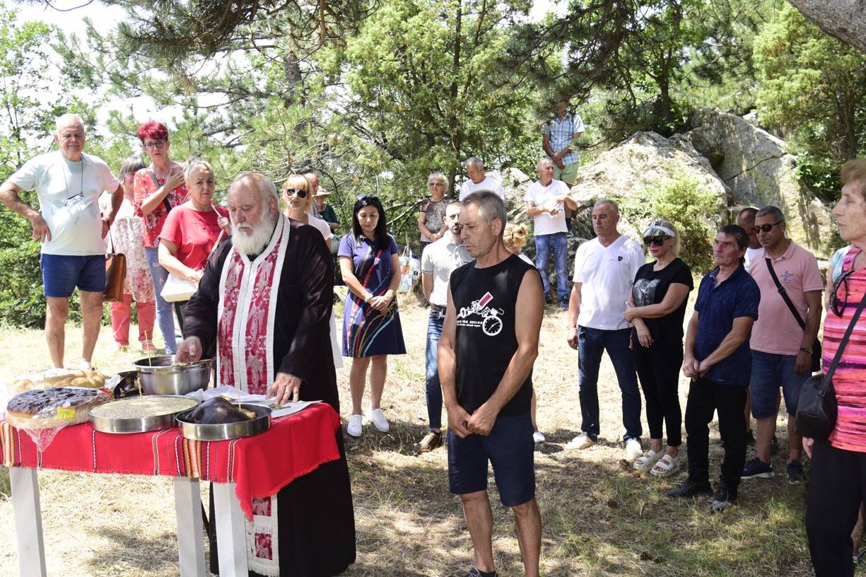 Жители и гости на село Сенокос се събраха край параклиса Св. Марина, за да почетат в аванс празника на светицата