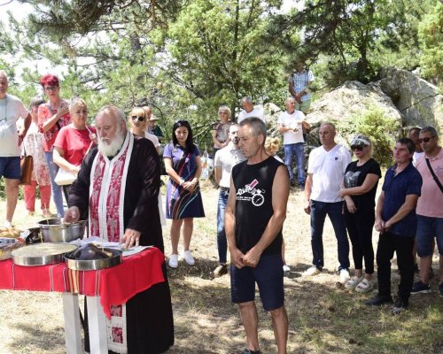 Жители и гости на село Сенокос се събраха край параклиса Св. Марина, за да почетат в аванс празника на светицата