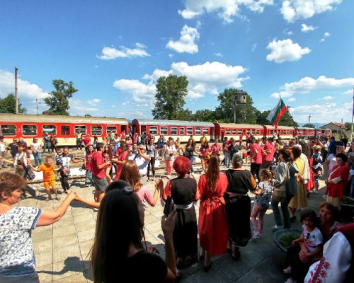 С хора и песни край релсите тесни