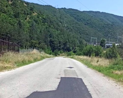 Запълват  дупките по обходния път за Симитли