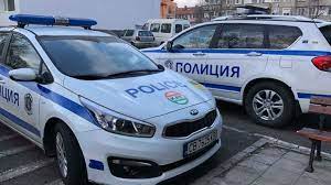 Екшън със стрелба на ромска сватба в Дупница вдигна на крак полицията, сватбари ритат и скачат върху патрулките