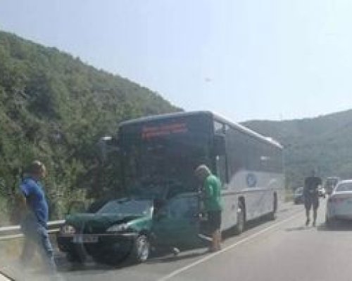 ПТП между автобус и лек автомобил на Главен път Е-79  при Монца, има ранен