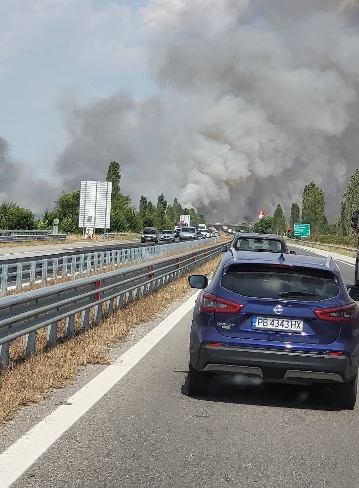 Огромен пожар край АМ Тракия