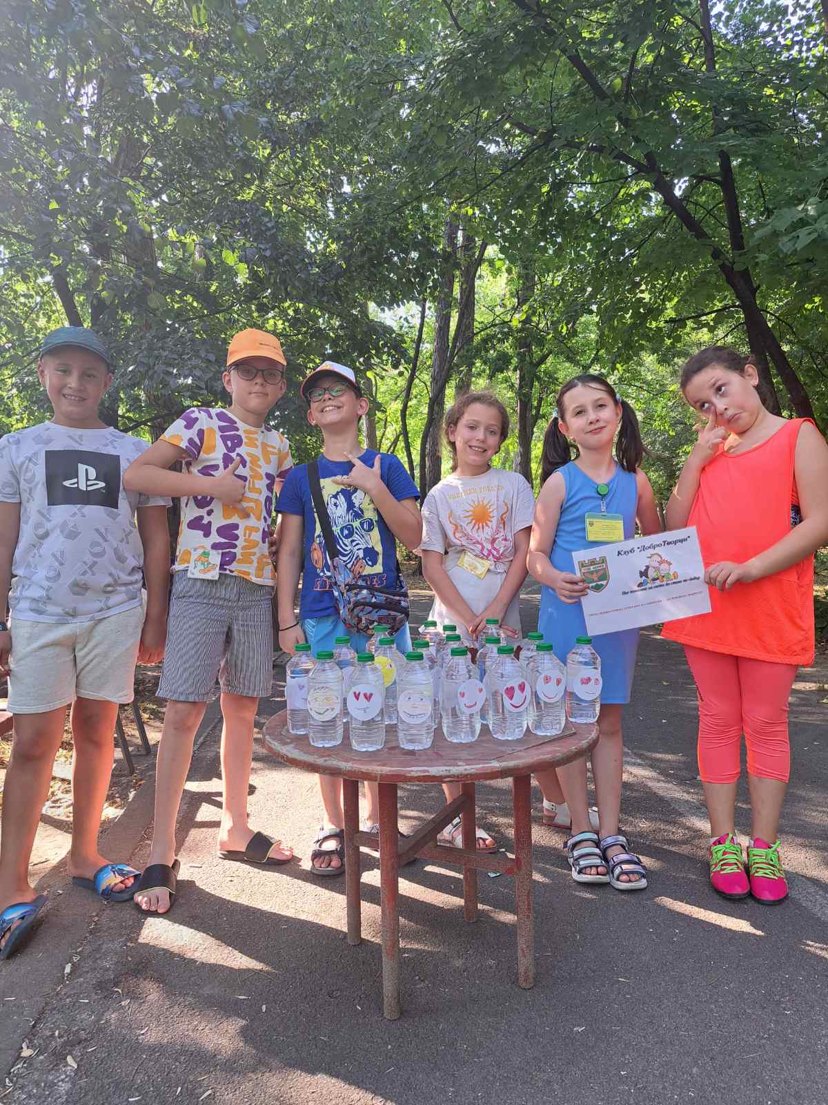 Деца от Гоце Делчев раздаваха вода с усмивка в летните жеги