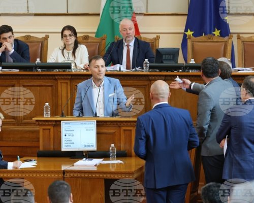 Депутати, отстранени от заседание, ще бъдат временно спирани от...