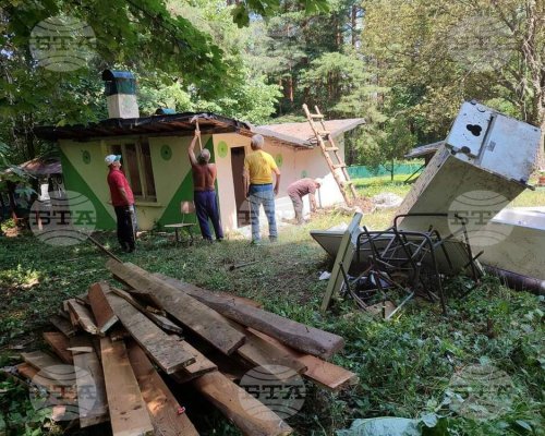 Туристическото дружество Калабак от Петрич започна да ремонтира заслона  Розова поляна  в планината Беласица