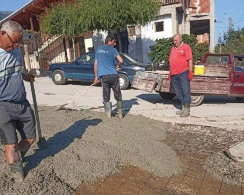 Жителите на петричкото село Яворница сами ремонтират улиците