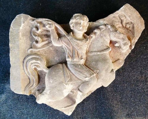 Оброчна плочка на тракийски конник откриха в Хераклея Синтика