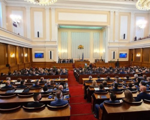 Решено: Фирмите с над 100 служители ще плащат заплати само по банков път