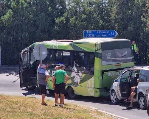 Автобус на ДЮШ-Пирин с 23 футболисти катастрофира на входа на Благоевград