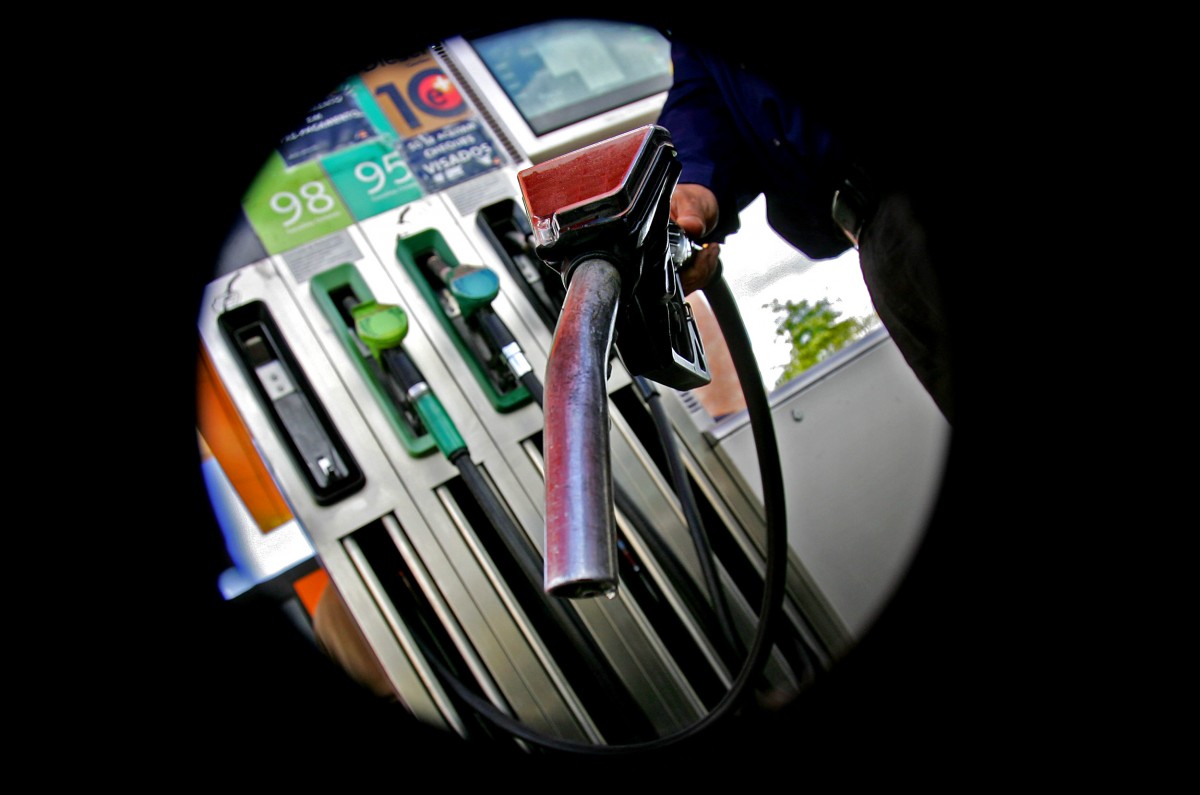 Цените на бензина и дизела са по-високи спрямо началото на месеца