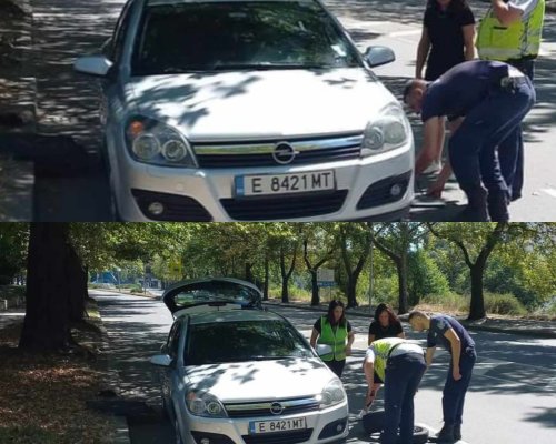 Полицаи за пример в Благоевград: Екип на Първо РУ  помогна на две жени закъсали на пътя с автомобила си