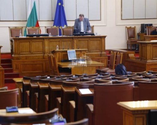 Край на ваканцията: Депутатите извънредно в НС заради Дебора