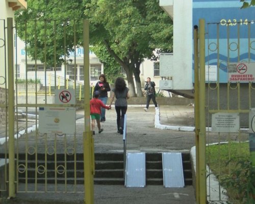 Две момиченца на 6 и 4 години-избягаха от детска градина, учителката не забелязала