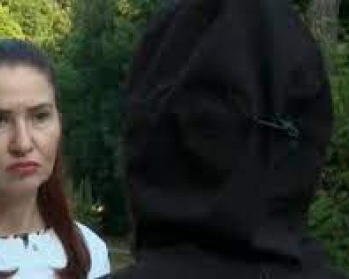Изрод заля жена си с горещ восък, тя го закла