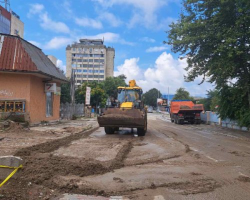Община Благоевград почиства калните наноси от дъжда