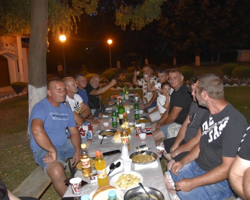 Кукерската група на Железница събра съседи и приятели с курбан за здраве