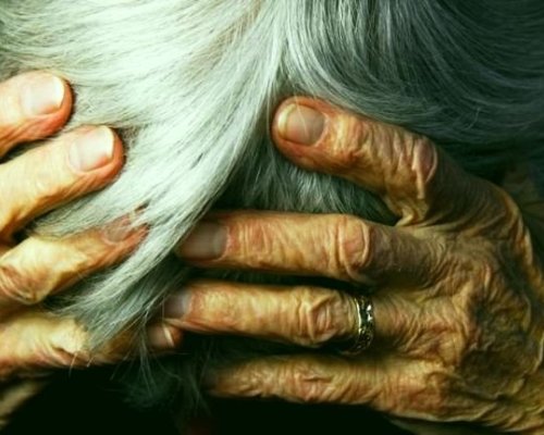 Домашно насилие: Задържаха мъж за системен тормоз над баба си