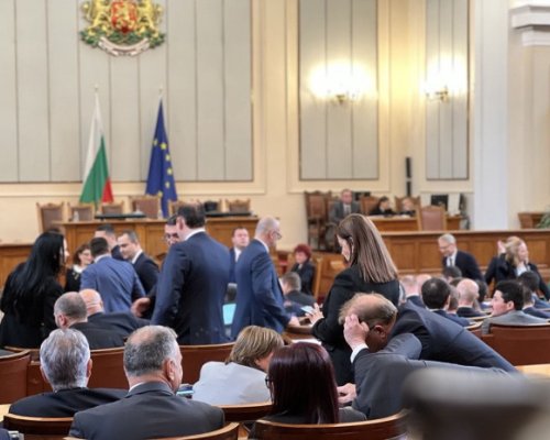 На първо четене: Депутатите приеха въвеждането на термина интимна връзка в Закона за защита от домашно насилие