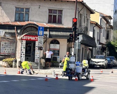 Обновяват пътната маркировка в Разлог