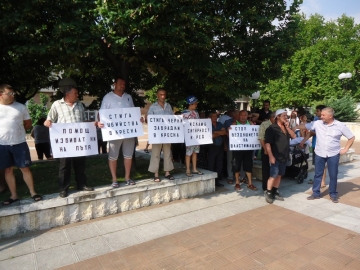 Над 200 жители от община Кресна протестираха за поставяне на огледала, камери и светофари на кръстовището по ГП E-79