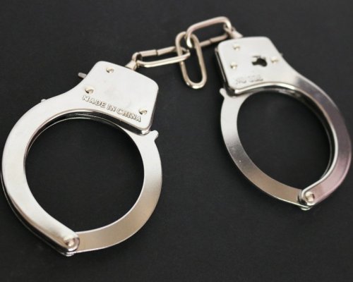 Задържаха жена, изхвърлила от автомобила 8-годишния си син