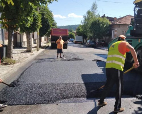 Повдигнати пешеходни пътеки на пътя Банско-Баня