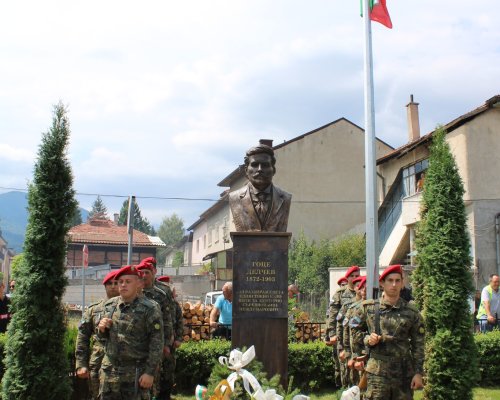 В Добринище откриха паметник на Гоце Делчев