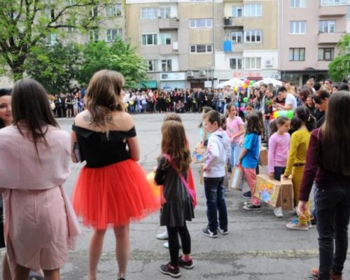 Юруш към магазините: Родителите на учениците полудяха заради примамливи оферти