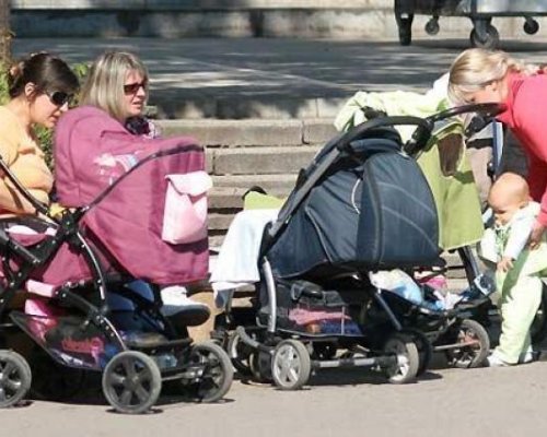 Родители на новородени получиха пари от Община - Благоевград