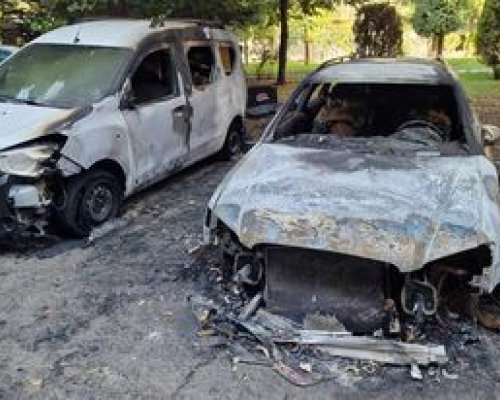 Огнен ад! Две коли горяха в благоевградския кв. Струмско ( Снимки)