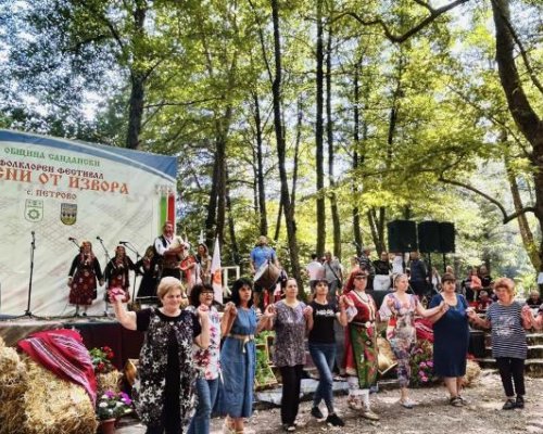 Самодейци от Сандански и Петрич огласиха Пирин