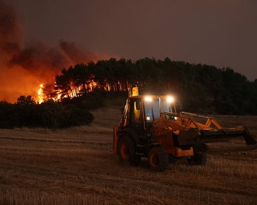 Огънят в Гърция взе жертви, стигна до границата с България