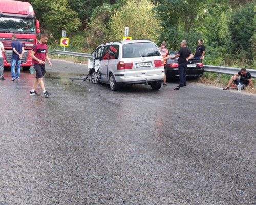 Kатастрофа между два автомобила на пътя Добринище и Гоце Делчев