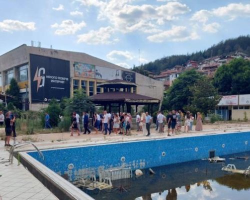 Община Благоевград: Петков и свитата му нахлуха без разрешение в аквапарка