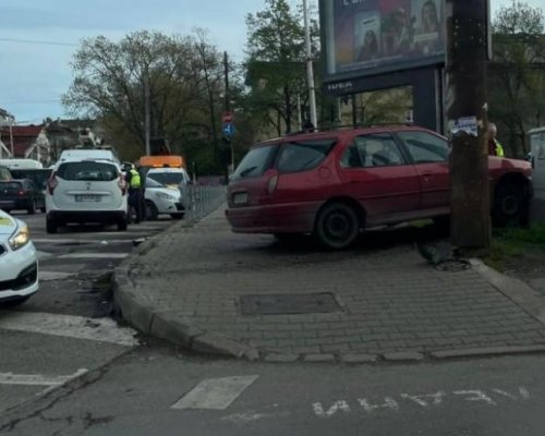 Касапница в Бургаско: 20-г. шофьорка помете четирима мъже на тротоар!