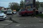 Касапница в Бургаско: 20-г. шофьорка помете четирима мъже на тротоар!