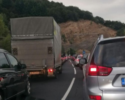 Колони от автомобили задръстиха пътя към Гърция