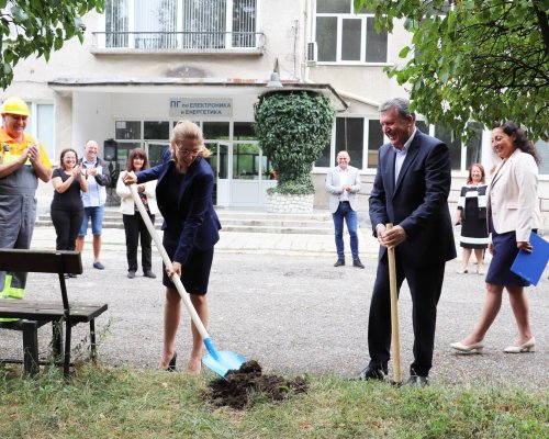 Обновяват Професионалната гимназия по електроника и енергетика в Банско