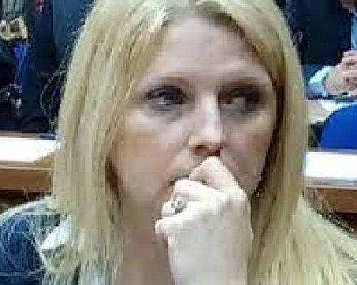 Отстранената от ОбС Благоевград за конфликт на интереси съветничка В. Шаркова съди ОИК, че й прекратила мандата