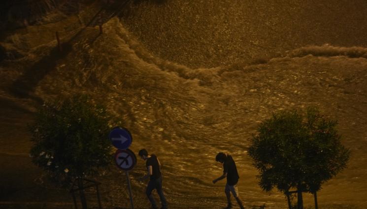 ПОТОП И ПРИ СЪСЕДИТЕ: Проливните дъждове взеха жертви в Истанбул