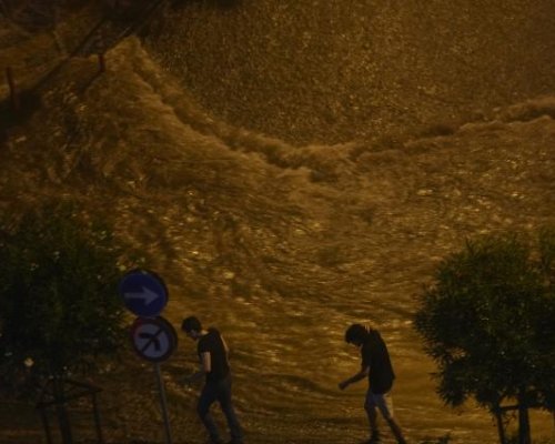 ПОТОП И ПРИ СЪСЕДИТЕ: Проливните дъждове взеха жертви в Истанбул
