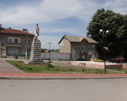 Жена горя като факла на стадиона в с. Стоб