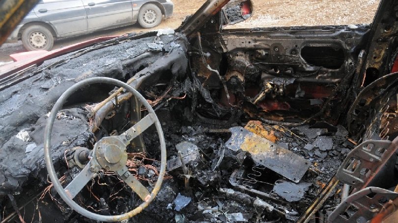 Криминалисти разследват палеж на кола в Сандански