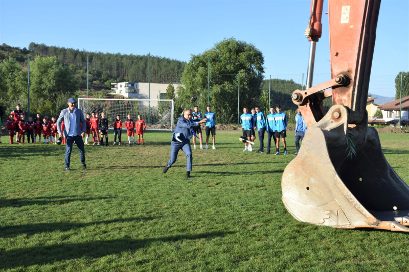 Обновяват футболното игрище в с. Рилци