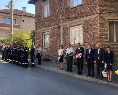 Венци и цветя в памет на загинали благоевградски пожарникари