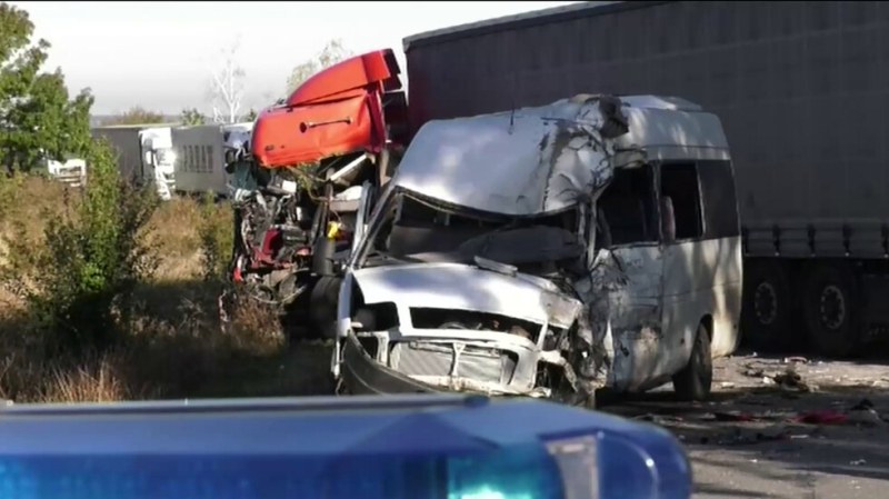 Тежка катастрофа между камион и бус на главен път, има жертви и ранени