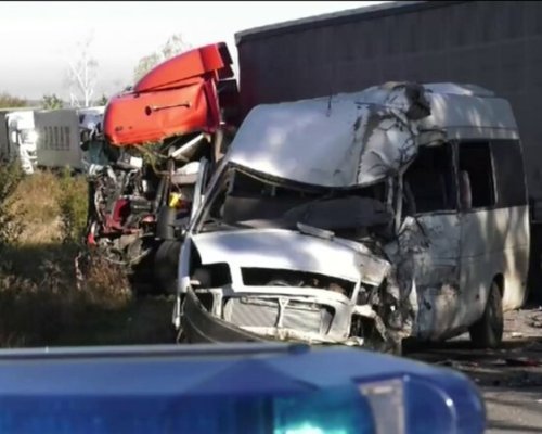 Тежка катастрофа между камион и бус на главен път, има жертви и ранени