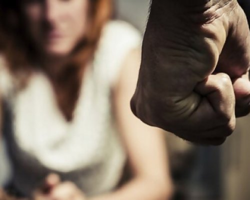 Пореден случай на насилие: Мъж преби и подстрига жена си